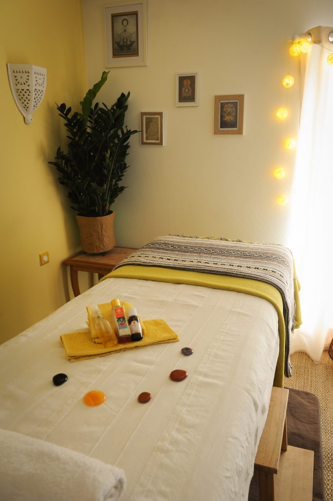 Table de massage pour vous relaxer pendant les soins des Clés de la Nature